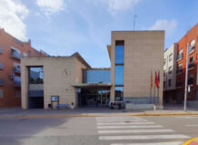 Fachada del Ayuntamiento de Bonrepos i Mirambell con reloj y banderas