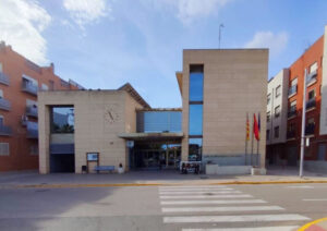 Fachada del Ayuntamiento de Bonrepos i Mirambell con reloj y banderas