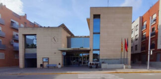 Fachada del ayuntamiento de Bonrepòs i Mirambell con banderas