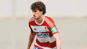 Carlos Pérez jugando al fútbol con camiseta del Granada