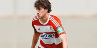 Carlos Pérez jugando al fútbol con camiseta del Granada