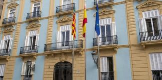 Fachada de la Diputación de Valencia con banderas ondeando