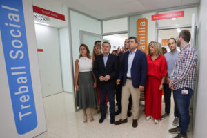 Inauguración del nuevo centro de salud Sequiol en Valencia con autoridades presentes.