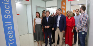 Inauguración del nuevo centro de salud Sequiol en Valencia con autoridades presentes.