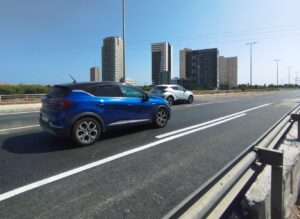 Vista de vehículos en la carretera CV-400 tras finalizar obras de infraestructura