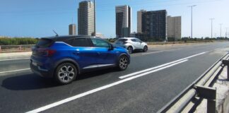 Vista de vehículos en la carretera CV-400 tras finalizar obras de infraestructura