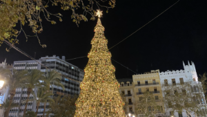 Árbol de Navidad iluminado en Valencia durante la noche.