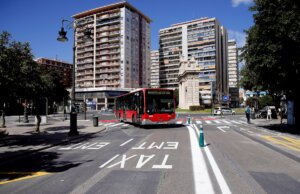 Un autobús de la EMT accede a la calle Colón de València. EFE/Manuel Bruque/Archivo