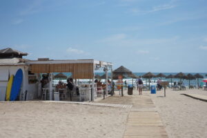 Chiringuito en la playa de Alboraia con sombrillas y clientes
