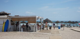 Chiringuito en la playa de Alboraia con sombrillas y clientes