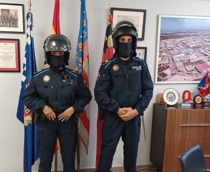 Dos agentes de la Policía Local de Paterna con los equipos de material ignífugo para el dispositivo especial de la Cordà