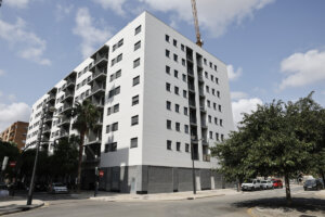 Siete familias afectadas por el incendio de Campanar siguen en el edificio municipal