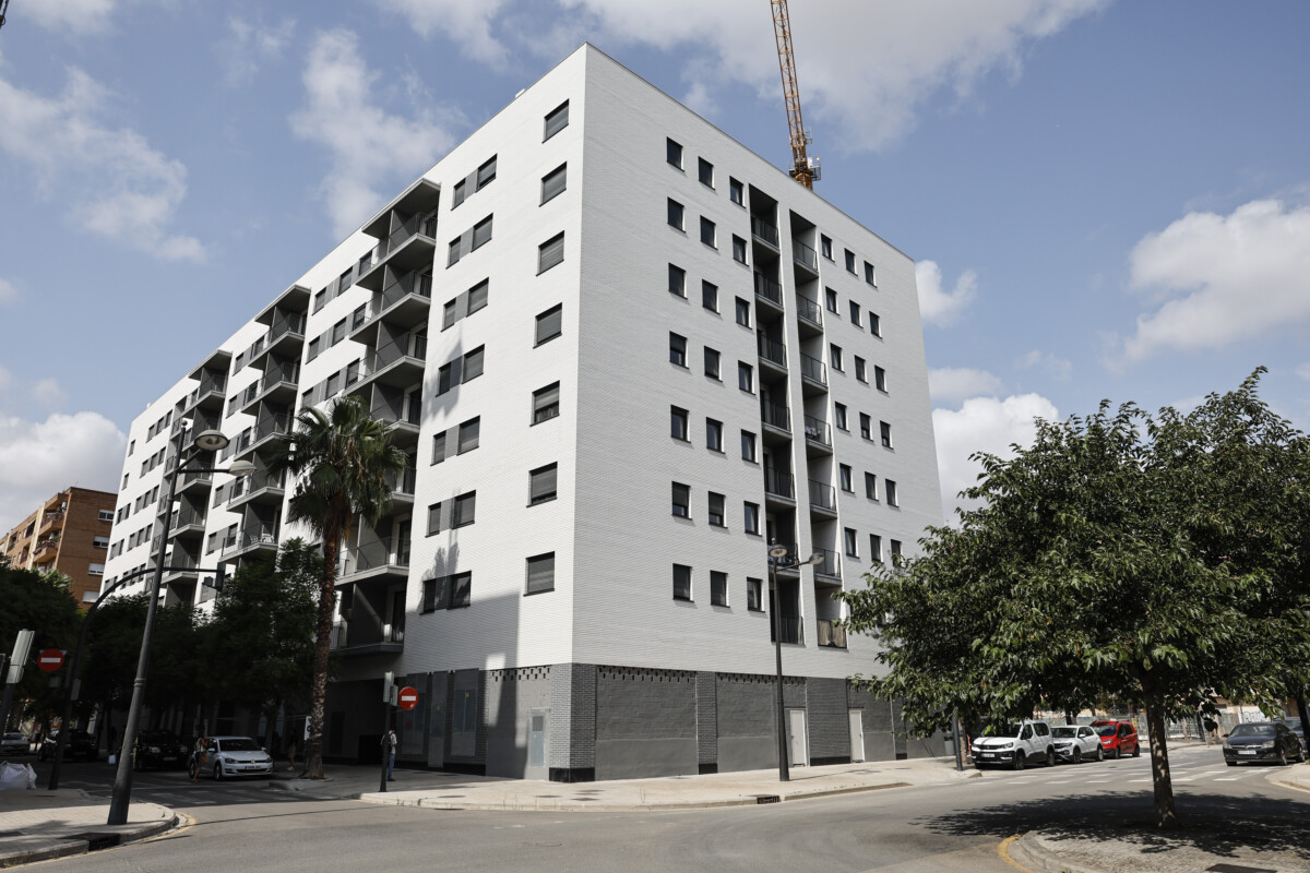 Siete familias afectadas por el incendio de Campanar siguen en el edificio municipal