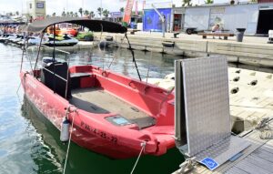 Embarcación adaptada para personas con discapacidad en La Marina de Valencia