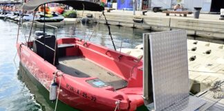 Embarcación adaptada para personas con discapacidad en La Marina de Valencia