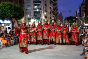 Grupo de personas en trajes tradicionales durante las fiestas de Mislata