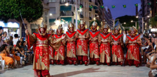 Grupo de personas en trajes tradicionales durante las fiestas de Mislata