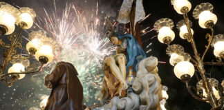 Imagen de las festividades patronales en Puçol con fuegos artificiales
