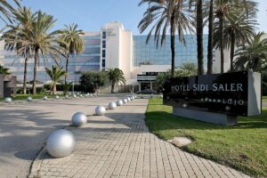 El Ayuntamiento estudia con la propiedad la fórmula para reabrir el hotel Sidi Saler