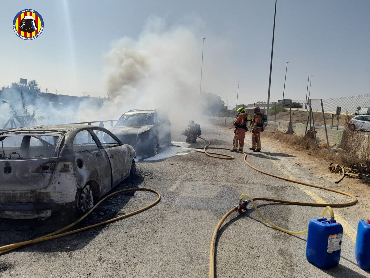 Incendio de dos coches y una moto en Massalfassar