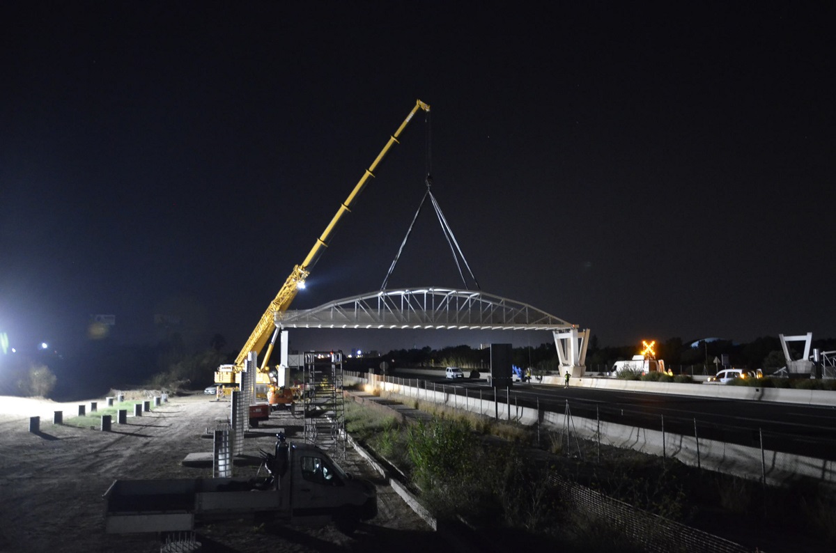 Instalación nocturna de la pasarela ciclopeatonal sobre la V-21 en Pobla de Farnals