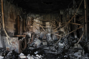 El interior del edificio incendiado de Campanar refleja aún el horror vivido hace 6 meses