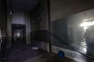 El interior del edificio incendiado de Campanar refleja aún el horror vivido hace 6 meses