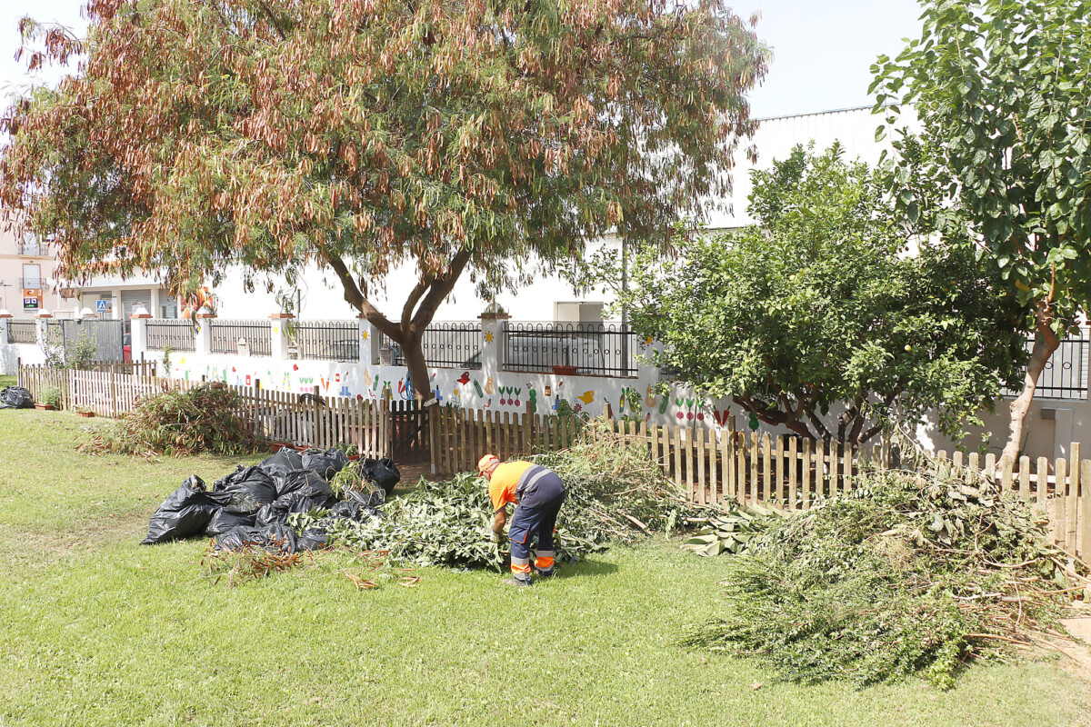 Jardineros brigada en el colegio La Milotxa Puçol