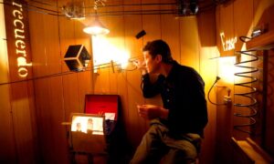 Un hombre interactuando con una instalación mágica en un teatro