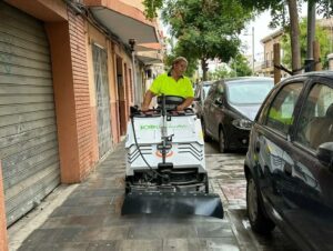 Máquina fregadora eléctrica limpiando las aceras de Torrent
