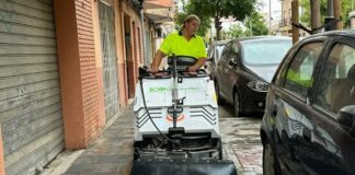 Máquina fregadora eléctrica limpiando las aceras de Torrent