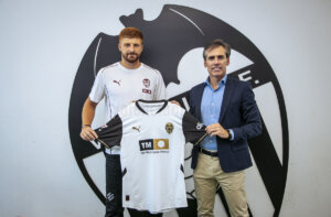 El defensa central belga Maximiliano Caufriez (I), posa junto al director deportivo del Valencia CF, Miguel Ángel Corona. Foto cedida por el Valencia CF