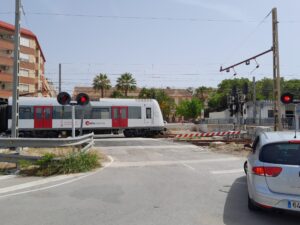 Tren de Metrovalencia cruzando un paso a nivel en Paterna
