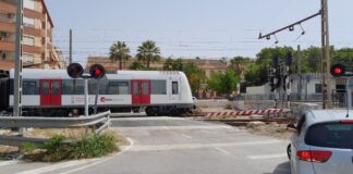 Tren de Metrovalencia cruzando un paso a nivel en Paterna