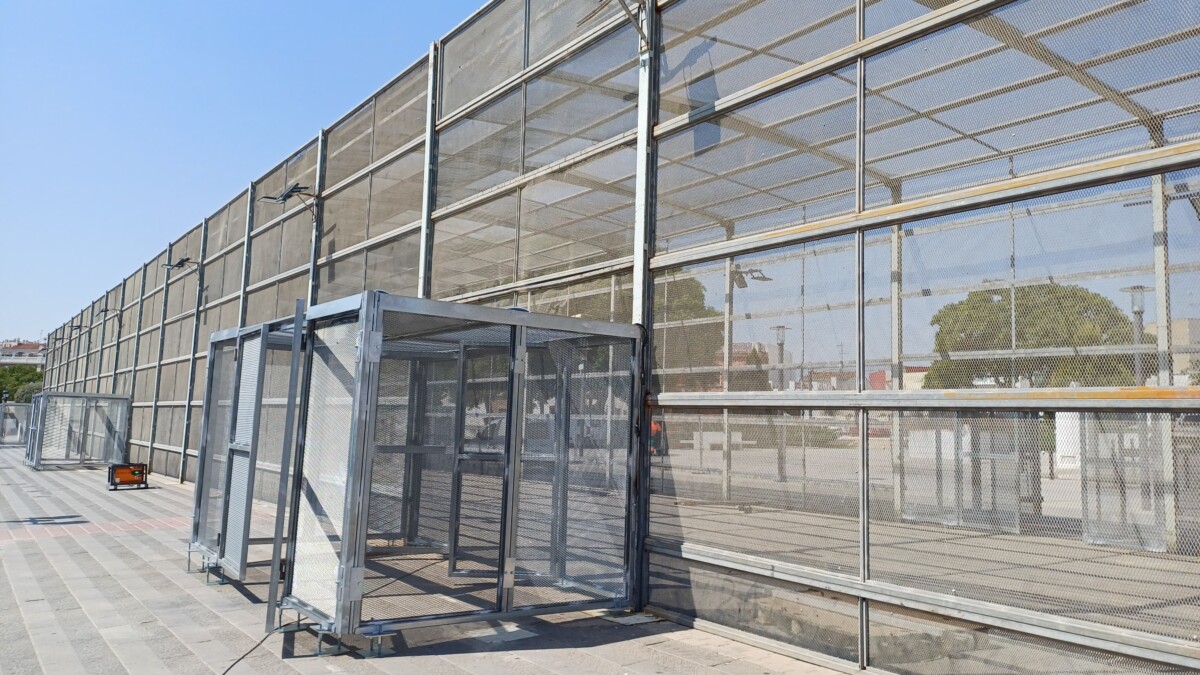 Montaje nuevas puertas de acceso cohetódromo Paterna
