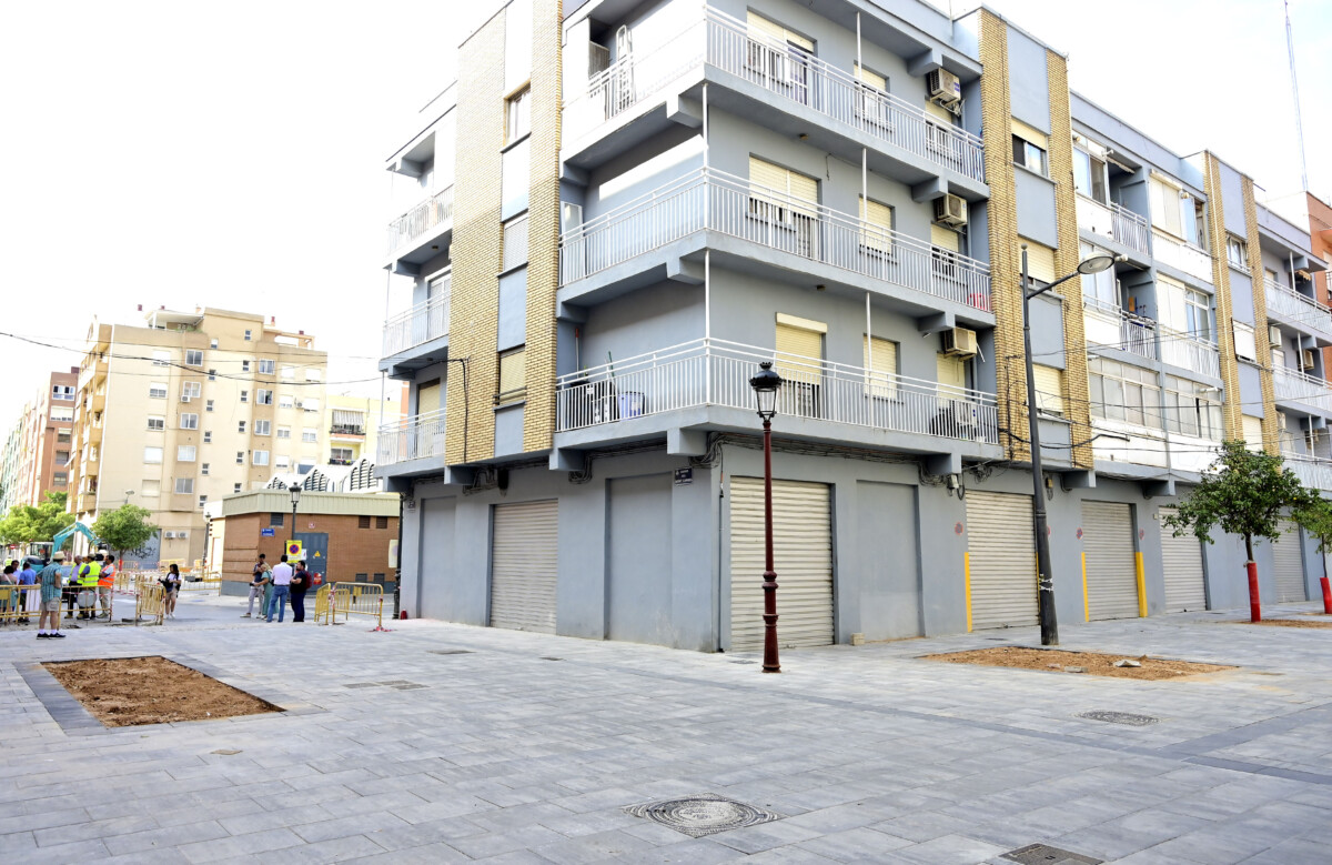 El alcalde en funciones y concejal de Urbanismo, Juan Giner, , visita las obras de reurbanización del Mercado de Torrefiel.