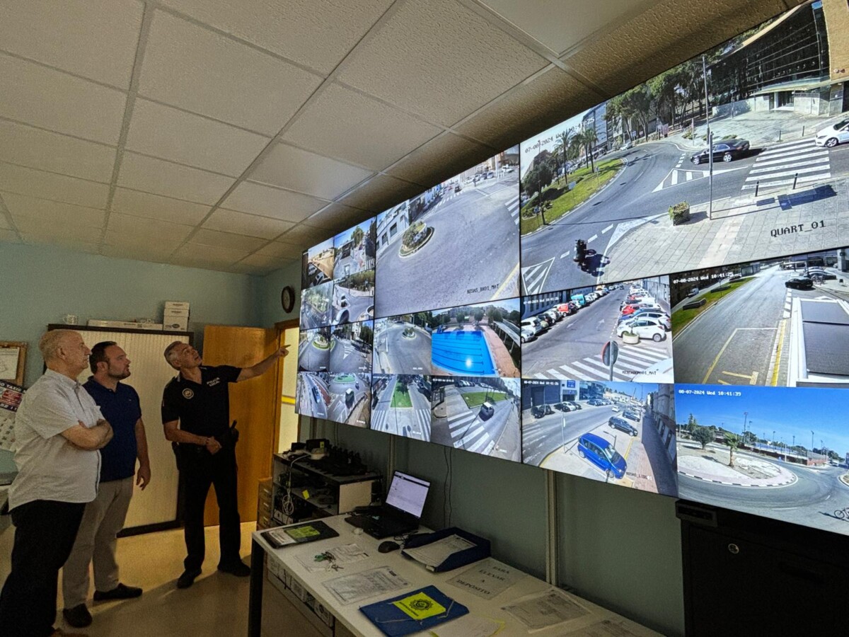 La Policía Local de Manises cuenta con un nuevo sistema de 'videowall' con 6 pantallas gigantes La Policía Local de Manises cuenta con un nuevo sistema de 'videowall' con 6 pantallas gigantes
