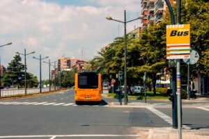 Parada de MetroBus en Torrent con autobús amarillo en la calle