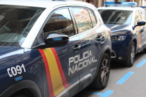 Dos coches de la Policía Nacional estacionados en la calle