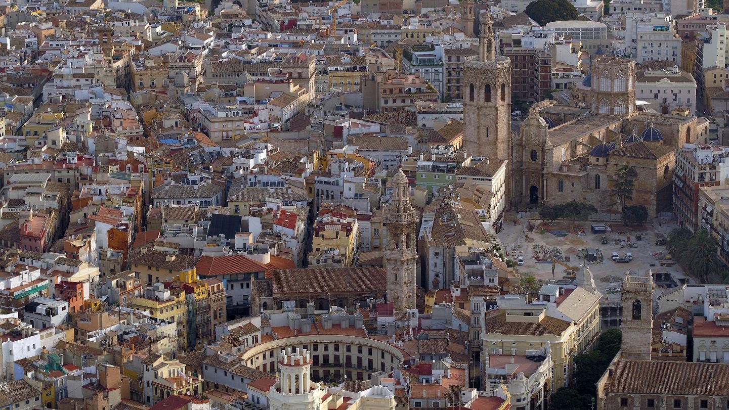 Vista aérea de la ciudad de Valencia con edificios y calles