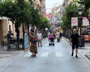 Vecinos de Paterna paseando por la calle Mayor.