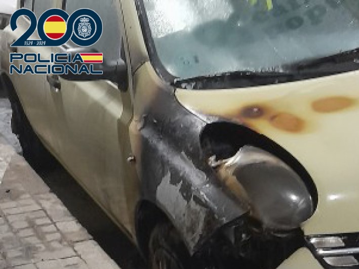 Daños en un vehículo estacionado en Burjassot