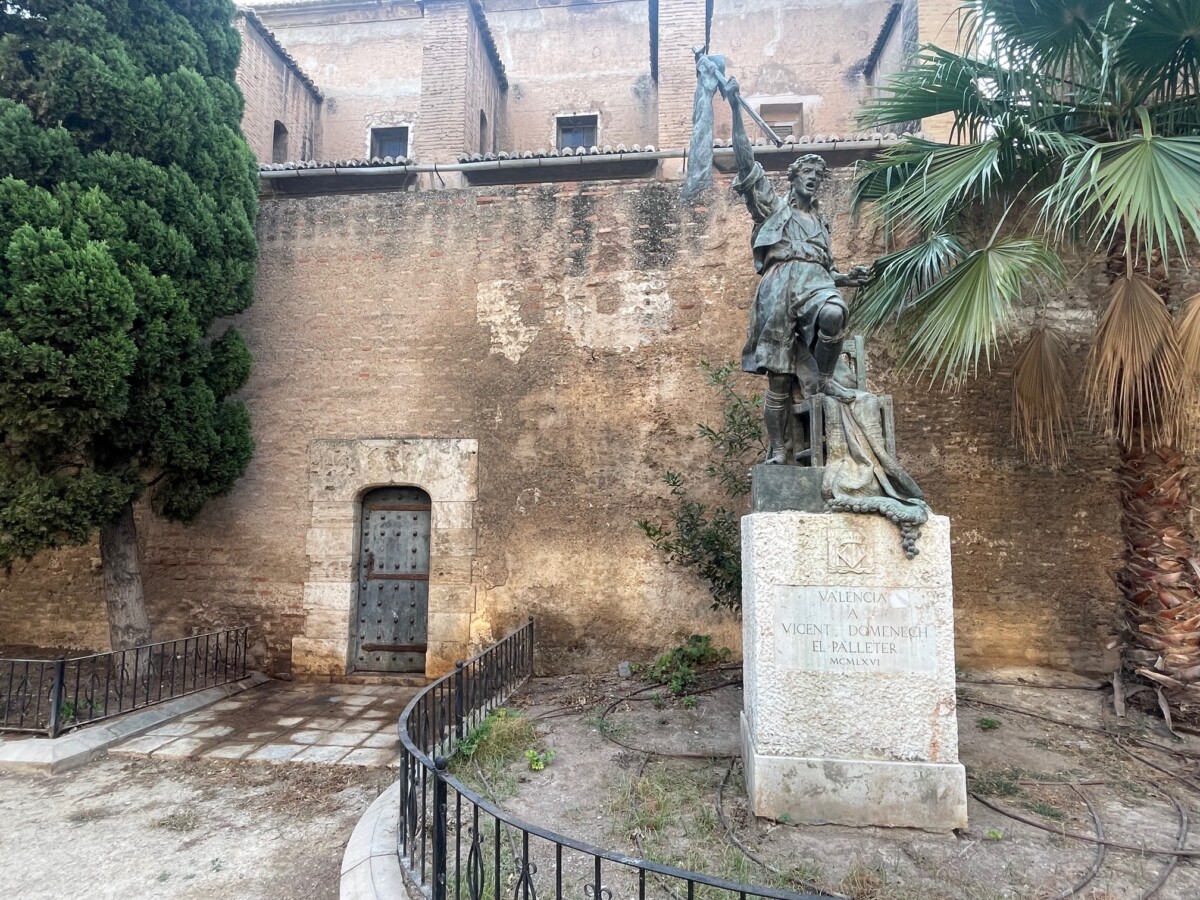 Escultura del Palleter junto a las Torres de Quart