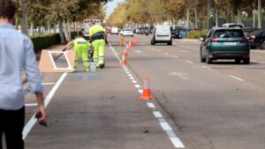 Trabajadores señalizando nuevas plazas de aparcamiento en Beteró