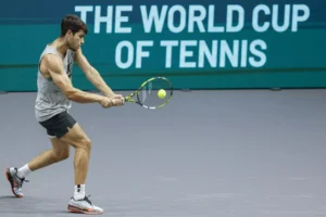 Jugador de tenis golpeando una pelota en la Copa Davis 2024