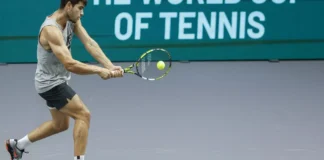 Jugador de tenis golpeando una pelota en la Copa Davis 2024