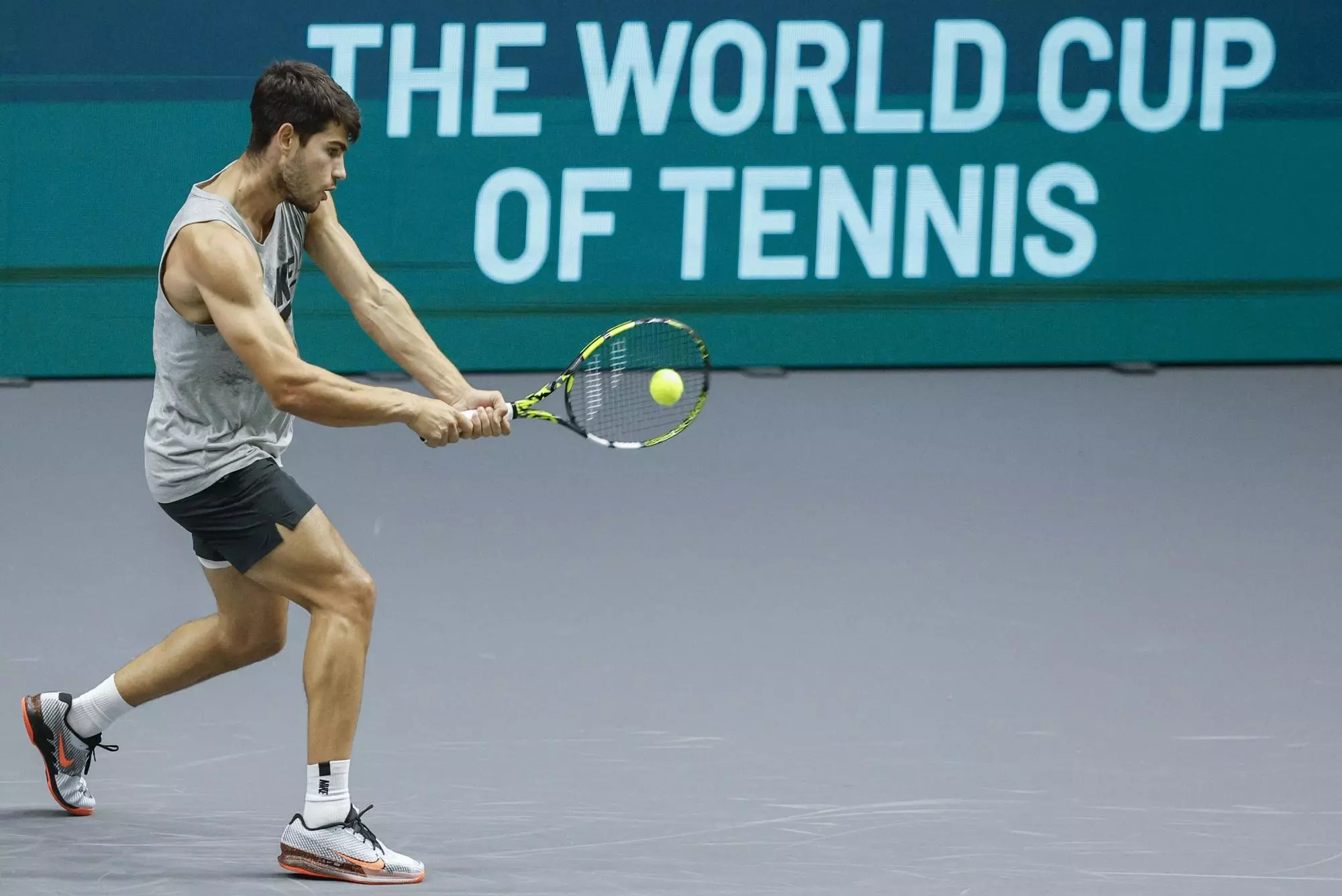 Jugador de tenis golpeando una pelota en la Copa Davis 2024