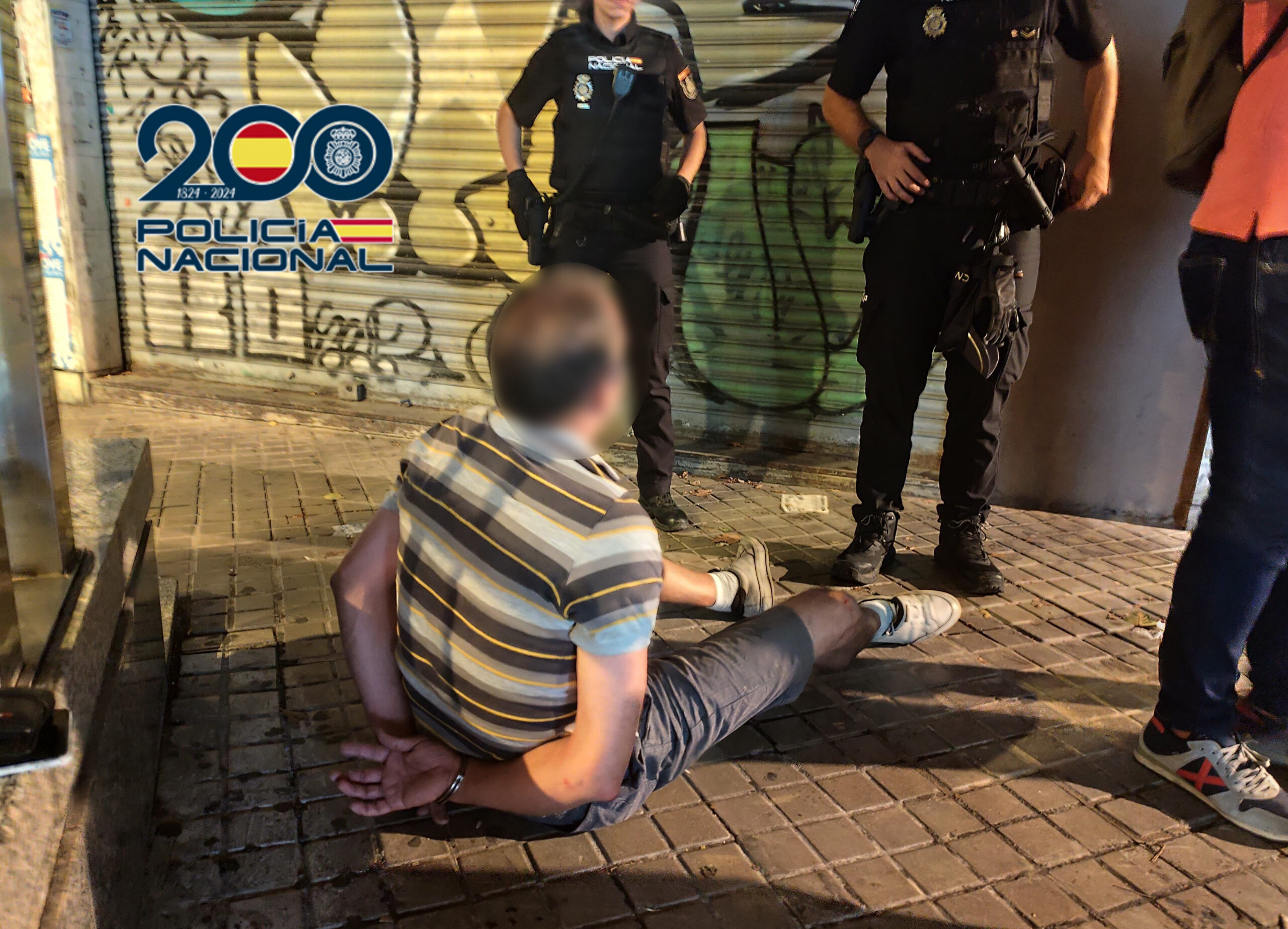 Tres agents fora de servici detenen a un home després de furtar una bandolera amb una recaptació