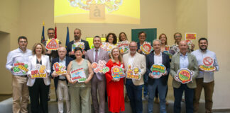 Grupo de personas sosteniendo adhesivos de la campaña de la Diputació de València