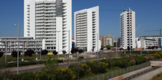 Vista del Parc Central en Torrent con edificios modernos y vegetación